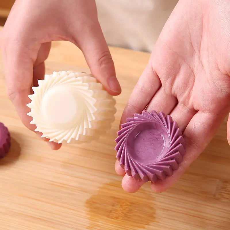 Sunflower‑Patterned Round Hand‑Press Mooncake Mold, French‑Style Lace Pastry Mold 🍪